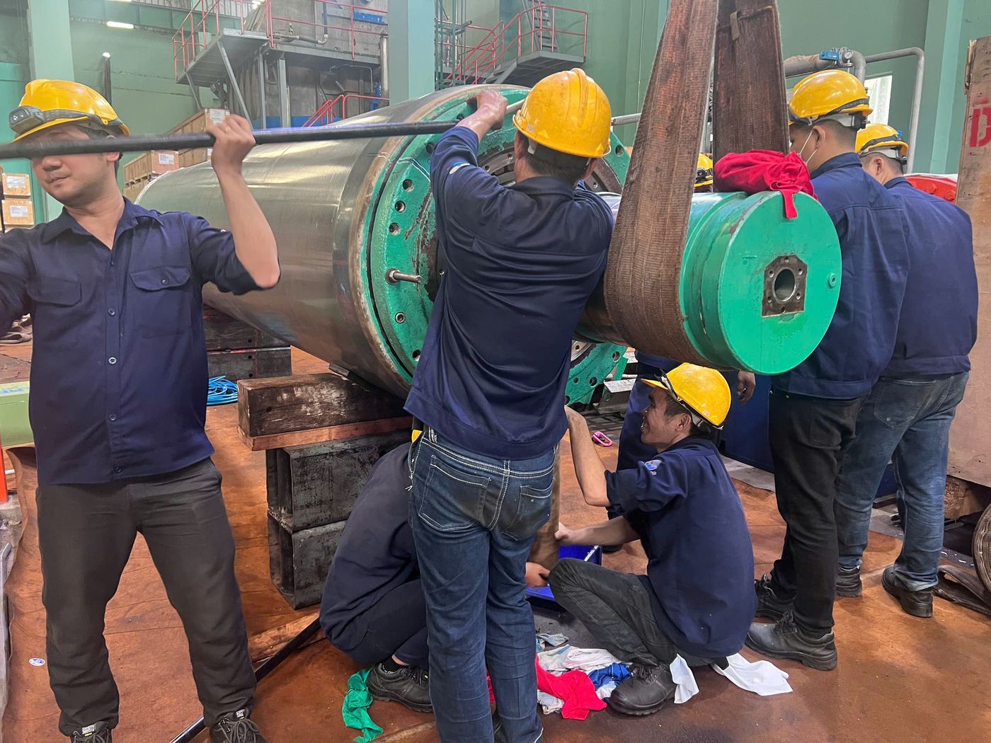 Đội ngũ kỹ thuật lắp ráp cụm lô